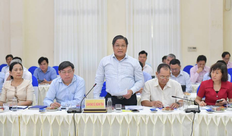 Đại diện lãnh đạo Sở Tài nguyên và Môi trường Long An thảo luận đóng góp ý kiến.