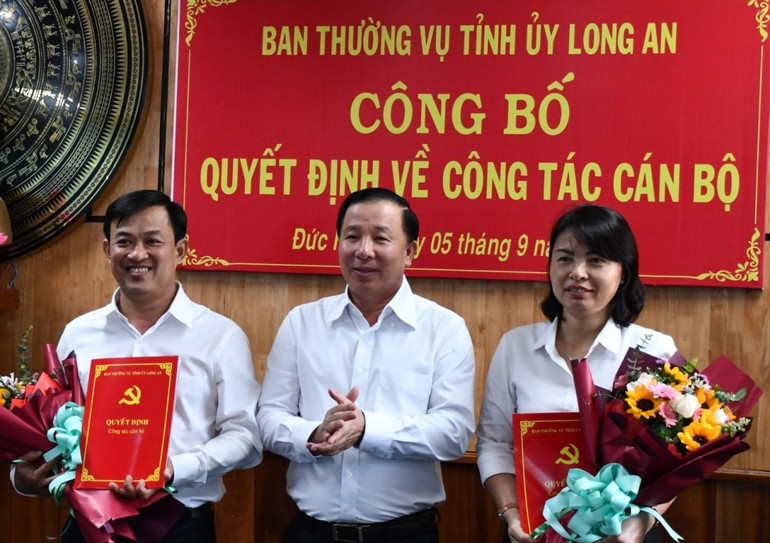 Chủ tịch Ủy ban nhân dân tỉnh Long An Nguyễn Văn Út trao quyết định điều động cán bộ tại huyện Đức Hòa (Long An)