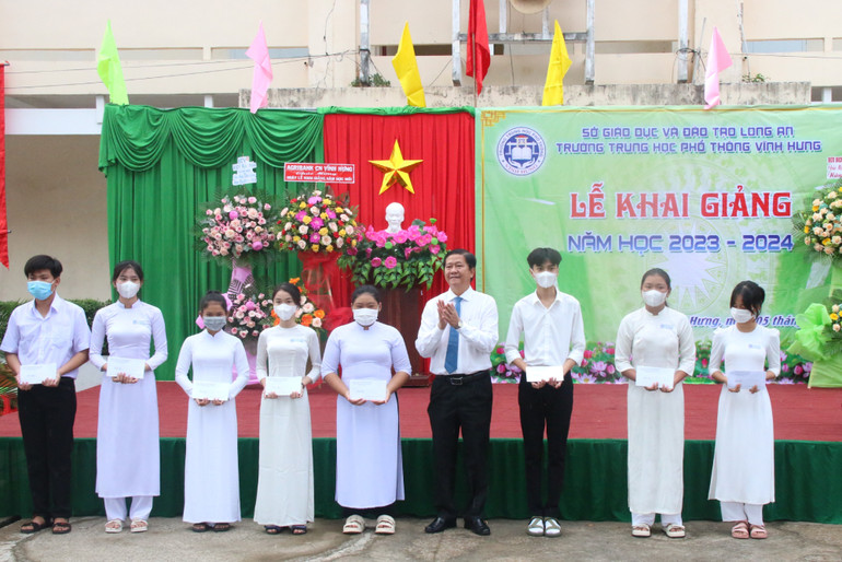 Lãnh đạo huyện Tân Hưng trao quà cho học sinh vùng biên giới có hoàn cảnh khó khăn theo học tại Trường trung học phổ thông Vĩnh Hưng (Long An).