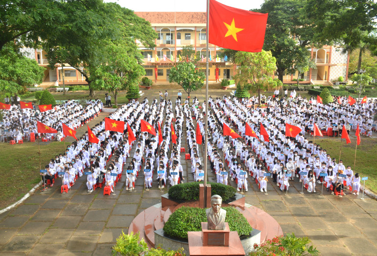 Học sinh Trường trung học phổ thông Nguyễn Hữu Thọ (huyện Bến Lức, Long An) dự lễ khai giảng năm học mới.