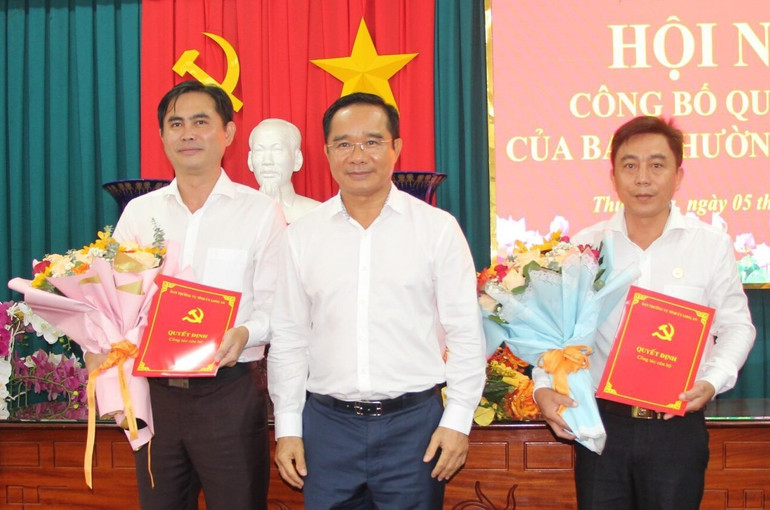 Bí thư Tỉnh ủy Long An Nguyễn Văn Được trao quyết động điều động cán bộ tại huyện Thủ Thừa (Long An)