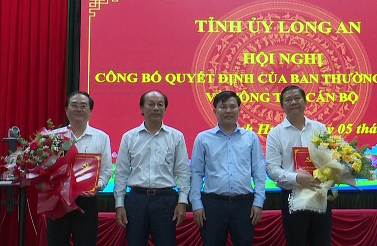 Phó Bí thư thường trực Tỉnh ủy Nguyễn Thanh Hải (áo xanh) và Trưởng Ban Tổ chức Tỉnh ủy Lê Thanh Nghiêm (áo trắng) trao quyết định điều động cán bộ tại huyện Vĩnh Hưng (Long An)