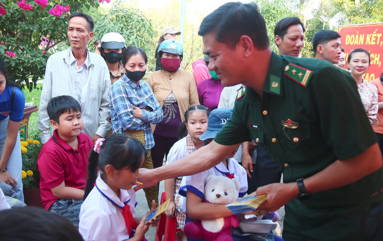 Chính trị viên Đồn Biên phòng Sông Trăng trao bao lì xì cho học sinh vùng biên giới Tân Hưng, Long An.