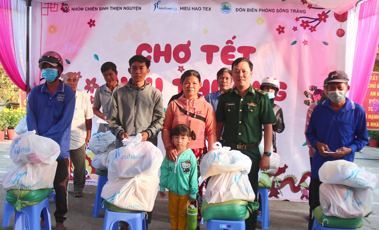 Lãnh đạo Đồn Biên phòng Sông Trăng trao quà Tết cho bà con vùng biên giới Tân Hưng, Long An.