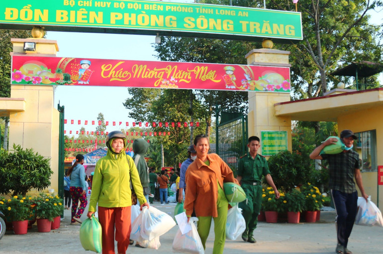Người có hoàn cảnh khó khăn vùng biên giới, huyện Tân Hưng, Long An mang quà Tết về nhà.