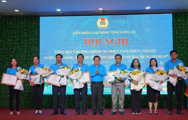 Chủ tịch Liên đoàn Lao động tỉnh Long An tặng bằng khen cho các cá nhân có thành tích tiêu biểu trong thực hiện Chương trình “1 triệu sáng kiến - nỗ lực vượt khó, sáng tạo, quyết tâm chiến thắng đại dịch Covid-19”.