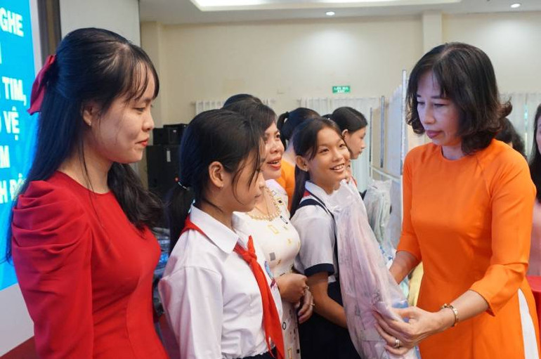 Lãnh đạo Hội Liên hiệp Phụ nữ tỉnh Long An trao hoa cho các mẹ đỡ đầu và quà cho trẻ mồ côi. Lãnh đạo Hội Liên hiệp Phụ nữ tỉnh Long An trao hoa cho các mẹ đỡ đầu và quà cho trẻ mồ côi.