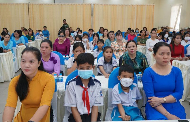 Mẹ đỡ đầu và trẻ mồ côi dự Hội nghị tuyên dương. Mẹ đỡ đầu và trẻ mồ côi dự Hội nghị tuyên dương.