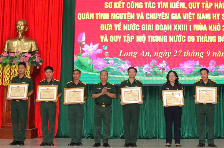 Bộ Chỉ huy Quân sự tỉnh trao Giấy khen cho các tập thể.