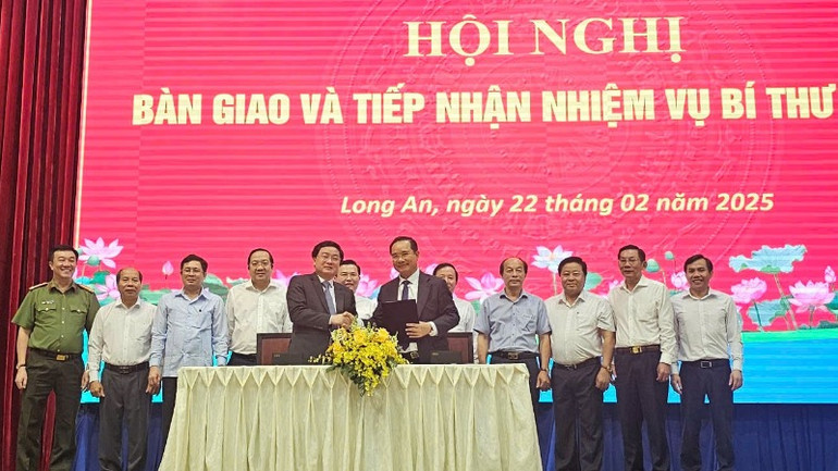 Tân Bí thư Tỉnh ủy Long An Nguyễn Văn Quyết tiếp nhận bàn giao nhiệm vụ từ nguyên Bí thư Tỉnh ủy Long An Nguyễn Văn Được.
