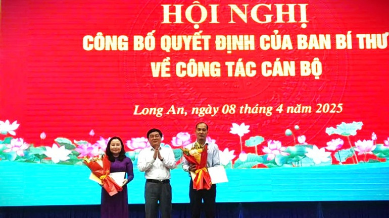 Bí thư Tỉnh ủy Long An Nguyễn Văn Quyết trao Quyết định của Ban Bí thư chuẩn y đồng chí Nguyễn Thị Thu Trinh và Phạm Xuân Bách.
