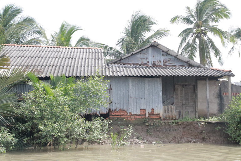 Sạt lở đang đe dọa đến tính mạng và tài sản của nhân dân xã Phước Vĩnh Đông, huyện Cần Giuộc. Sạt lở đang đe dọa đến tính mạng và tài sản của nhân dân xã Phước Vĩnh Đông, huyện Cần Giuộc.