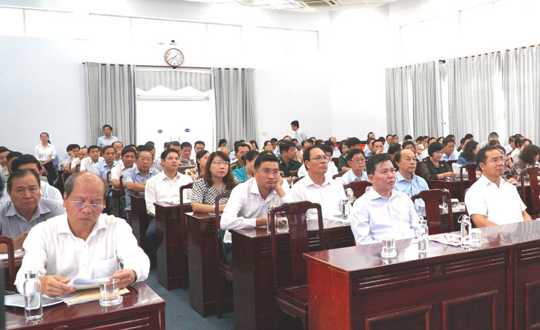 Lãnh đạo tỉnh Long An cùng các sở, ban, ngành dự hội nghị quán triệt nội dung bài viết của Tổng Bí thư Nguyễn Phú Trọng.