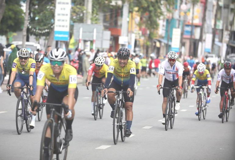 Nhóm vận động viên từ 50 tuổi trở lên tranh tài một vòng quanh thành phố Tân An, Long An.