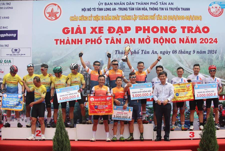 Lãnh đạo thành phố Tân An (Long An) trao giải Nhất đồng đội cho Câu lạc bộ xe đạp Phú Yên.