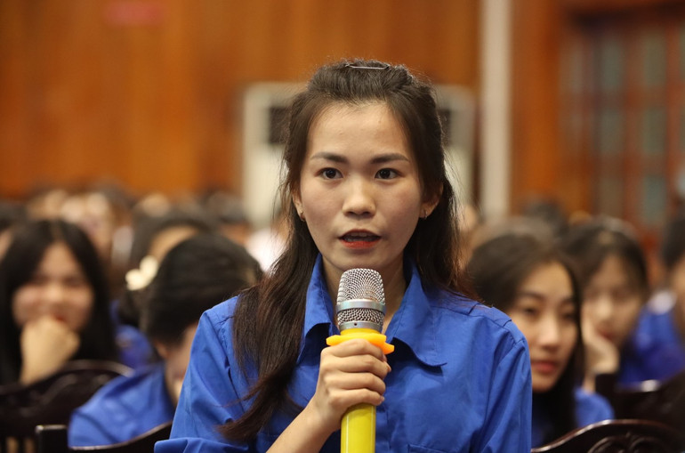 Thanh niên Hà Thị Thùy Dương, Trường cao đẳng sư phạm Long An đặt câu hỏi với lãnh đạo tỉnh Long An. Thanh niên Hà Thị Thùy Dương, Trường cao đẳng sư phạm Long An đặt câu hỏi với lãnh đạo tỉnh Long An.