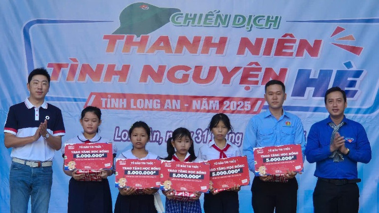 Trao 5 suất học bổng cho các học sinh có hoàn cảnh đặc biệt khó khăn, mỗi suất trị giá 5 triệu đồng.