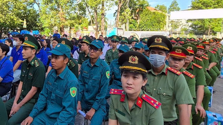 Các chiến sĩ tình nguyện của chiến dịch tham dự lễ.