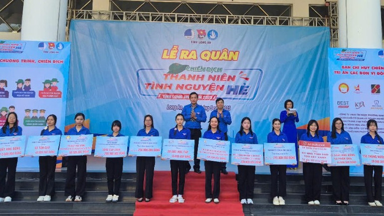 Các nhà tài trợ, mạnh thường quân chung tay và đồng hành thực hiện các hoạt động an sinh xã hội.