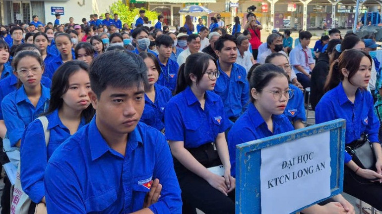 Sinh viên đại học làm tình nguyện của chiến dịch tham dự lễ.