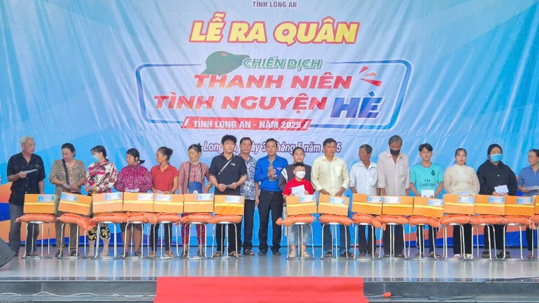 Trao quà cho gia đình chính sách, gia đình có hoàn cảnh khó khăn.