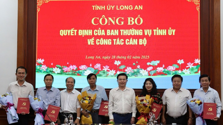 Tỉnh ủy công bố Quyết định điều động và cán bộ tự nguyện nghỉ hưu trước tuổi.