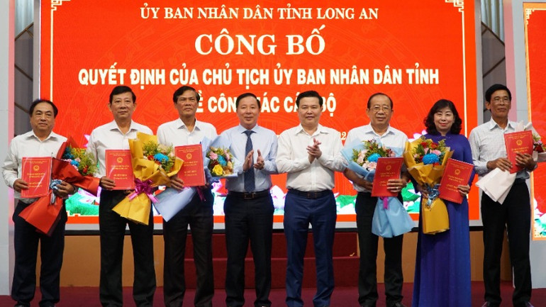Lãnh đạo tỉnh Long An trao Quyết định các cán bộ tự nguyện nghỉ hưu trước tuổi.