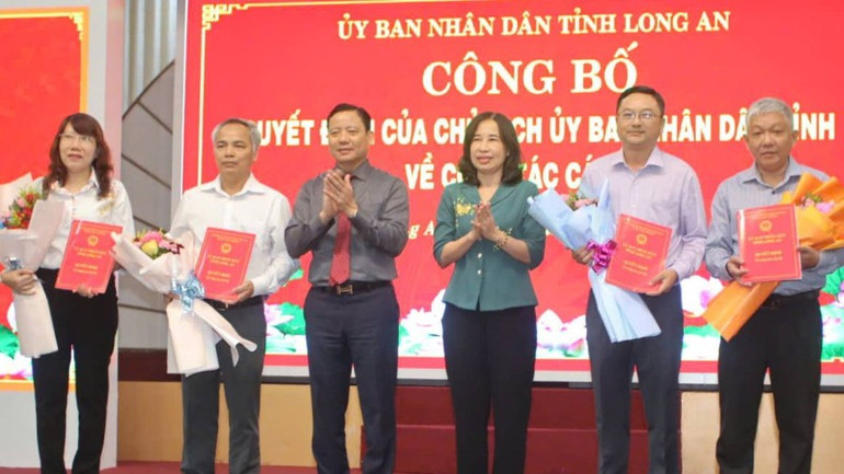 Lãnh đạo tỉnh Long An trao Quyết định điều động, bổ nhiệm Giám đốc cùng 3 Phó Giám Sở Khoa học và Công nghệ.