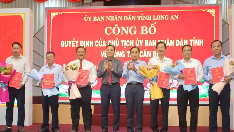 Lãnh đạo tỉnh Long An trao Quyết định điều động, bổ nhiệm Giám đốc cùng 5 Phó Giám Sở Xây dựng.