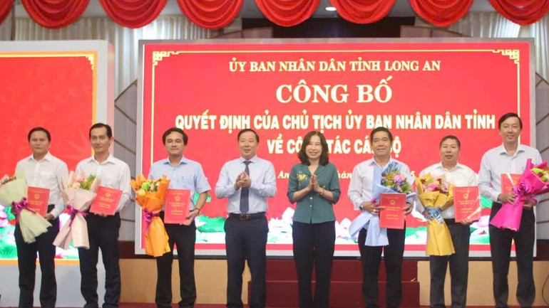 Lãnh đạo tỉnh Long An trao Quyết định điều động, bổ nhiệm Giám đốc cùng 5 Phó Giám đốc Sở Nội vụ.