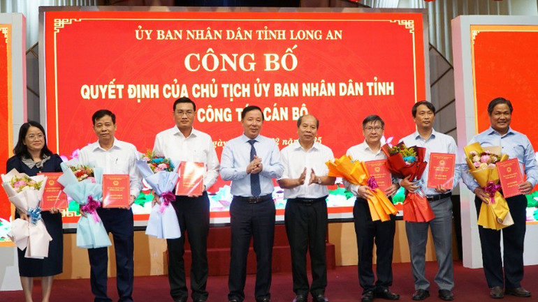 Lãnh đạo tỉnh Long An trao Quyết định điều động, bổ nhiệm Giám đốc cùng 5 Phó Giám đốc Sở Nông nghiệp và Môi trường.