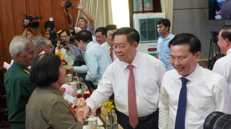 Ủy viên Bộ Chính trị, Bí thư Trung ương Đảng, Trưởng Ban Tuyên giáo và Dân vận Trung ương Nguyễn Trọng Nghĩa tặng hoa Anh hùng Lực lượng vũ trang.