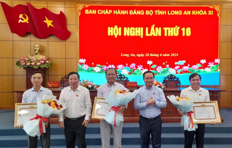 Đảng bộ huyện Cần Giuộc, thị xã Kiến Tường và thành phố Tân An hoàn thành xuất sắc nhiệm vụ năm 2023.