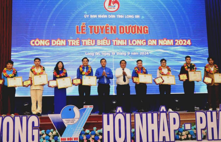 Lãnh đạo tỉnh Long An trao Bằng khen của Chủ tịch Ủy ban nhân dân tỉnh cho “Công dân trẻ tiêu biểu tỉnh Long An năm 2024”.
