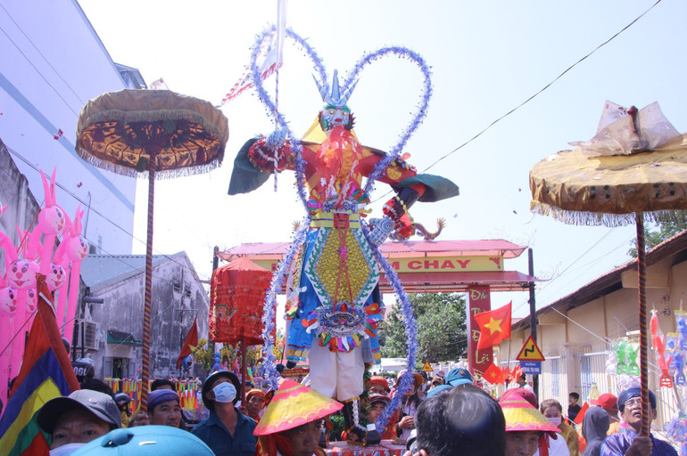 Quan cảnh rước ông Tiêu tại lễ hội Làm Chay, thị trấn Tầm Vu, Châu Thành, Long An.