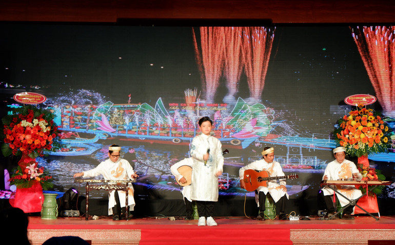 Liên hoan đờn ca tài tử Nam Bộ diễn ra vào đêm 25 và 26/2 tại Đình Vạn Phước, xã Mỹ Lệ, huyện Cần Đước, Long An.