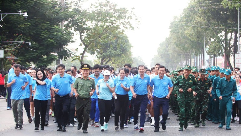 Cán bộ, công nhân viên chức, lực lượng vũ trang, học sinh, sinh viên và người lao động tham gia chạy diễu hành. Cán bộ, công nhân viên chức, lực lượng vũ trang, học sinh, sinh viên và người lao động tham gia chạy diễu hành.