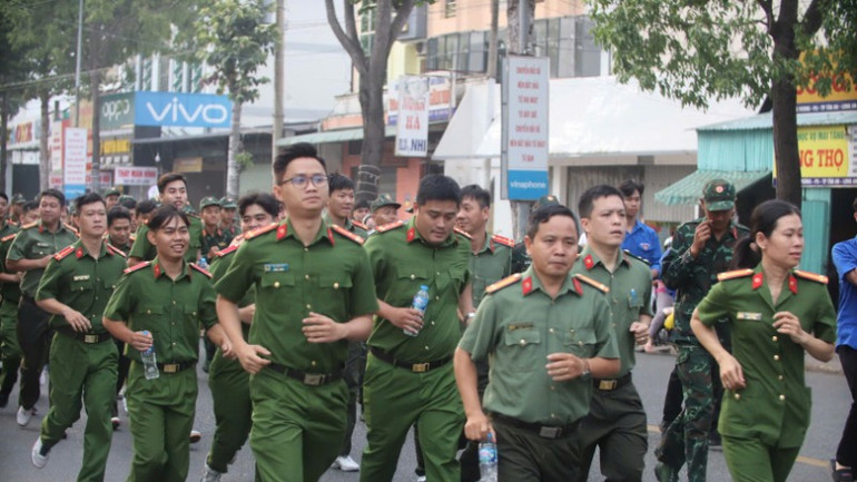 Lực lượng vũ trang tham gia chạy diễu hành. Lực lượng vũ trang tham gia chạy diễu hành.