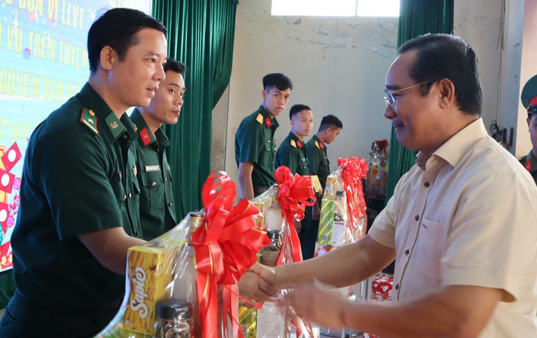 Bí thư Tỉnh ủy Long An Nguyễn Văn Được trao quà Tết cho lực lượng Biên phòng đang trực làm nhiệm vụ trên tuyến biên giới, khu vực ven cửa sông ra biển.