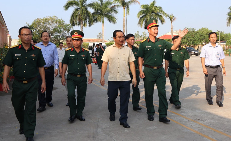 Bí thư Tỉnh ủy Long An Nguyễn Văn Được thăm lực lượng vũ trang đóng quân trên địa bàn huyện Bến Lức, Long An.