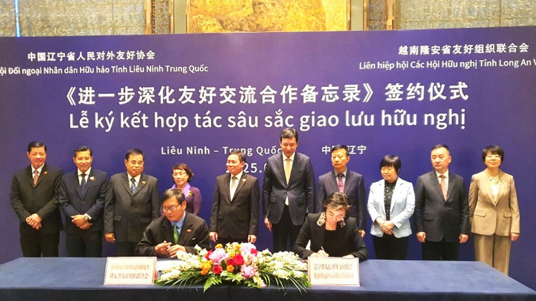 Ký kết hợp tác hữu nghị giữa tỉnh Long An và tỉnh Liêu Ninh.