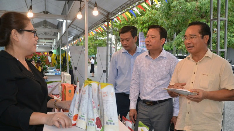 Bí thư Tỉnh ủy Long An Nguyễn Văn Được tham quan sản phẩm đặc sản du dịch đặc trưng của tỉnh.