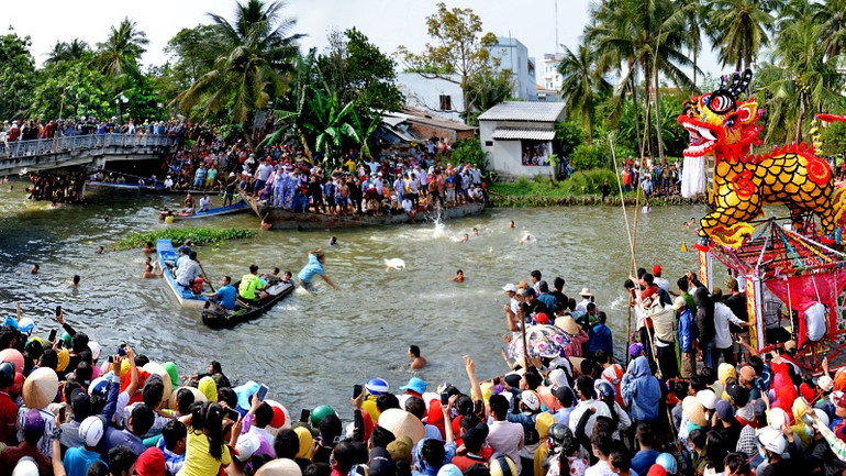 Lễ hội Làm Chay đã trở thành truyền thống của người dân huyện Châu Thành, tỉnh Long An, rất đông du khách tham dự hằng năm.