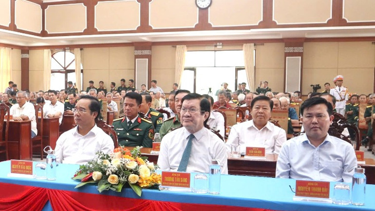 Nguyên lãnh đạo Trung ương và lãnh đạo tỉnh dự buổi gặp mặt.