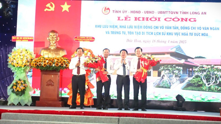 Bí thư Tỉnh ủy Long An Nguyễn Văn Quyết (thứ hai từ phải sang) và Chủ tịch Ủy ban nhân dân tỉnh Long An (đầu tiên bên trái) tặng hoa nguyên Chủ tịch nước Trương Tấn Sang và nhà tài trợ.