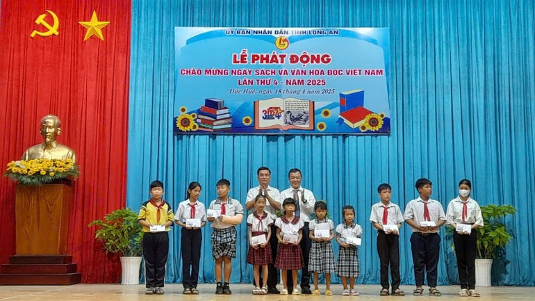 Lãnh đạo Sở Văn hóa, Thể thao và Du lịch Long An cùng nhà tài trợ trao học bổng cho học sinh có hoàn cảnh khó khăn trên địa bàn huyện biên giới Đức Huệ, Long An.