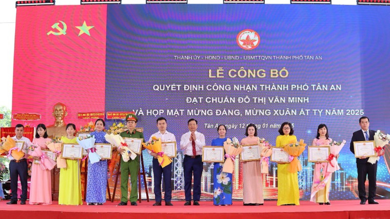 Các cá nhân và tập thể nhận bằng khen của Chủ tịch Ủy ban nhân dân tỉnh Long An.