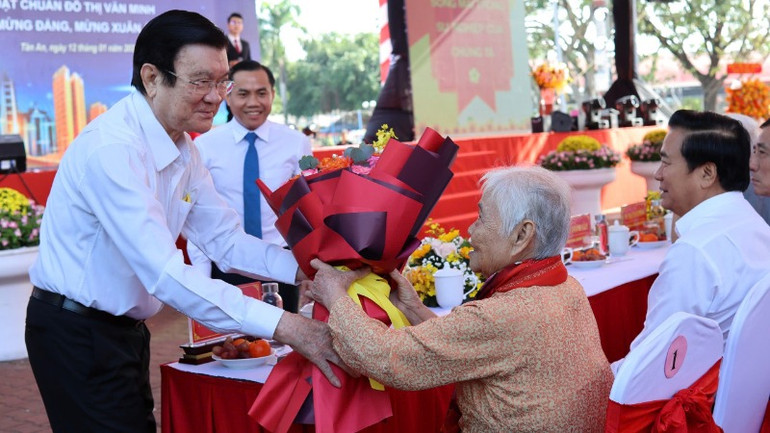 Nguyên lãnh đạo Trung ương tặng hoa Mẹ Việt Nam Anh hùng tại Lễ công bố Quyết định.