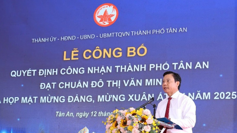Phó Chủ tịch Ủy ban nhân tỉnh Long An Phạm Tấn Hòa phát biểu tại buổi lễ.