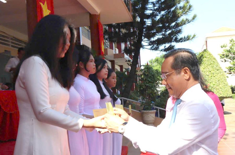 Bí thư Tỉnh ủy Long An Nguyễn Văn Được trao quà cho học sinh có hoàn cảnh khó khăn Trường trung học phổ thông Nguyễn Hữu Thọ.